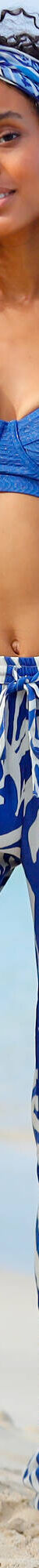 Pantalon droit imprimé, crépon fluide (bleu / écru) Pantalon droit imprimé, crépon fluide (bleu / écru)